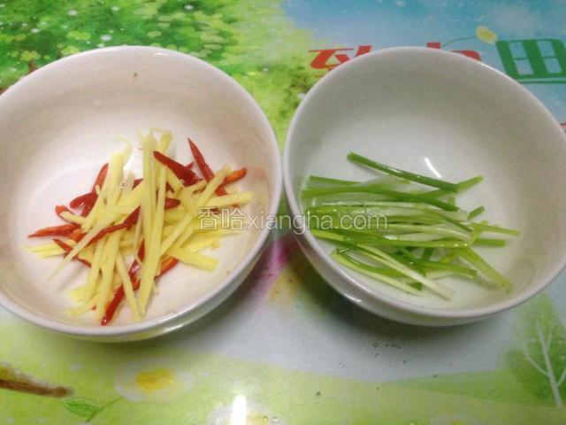 趁蒸鱼这会,小米椒、姜、葱切丝.