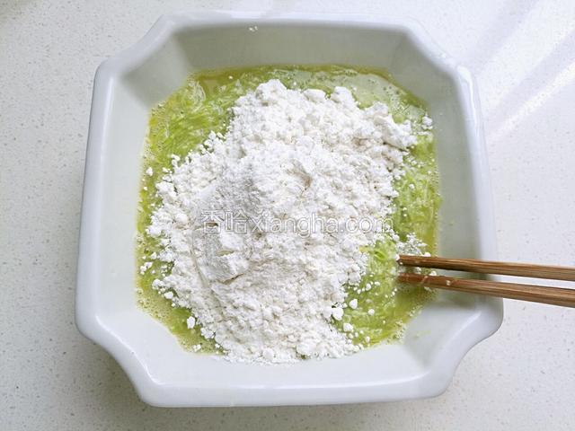 
然后把面粉加入到西葫芦里。

