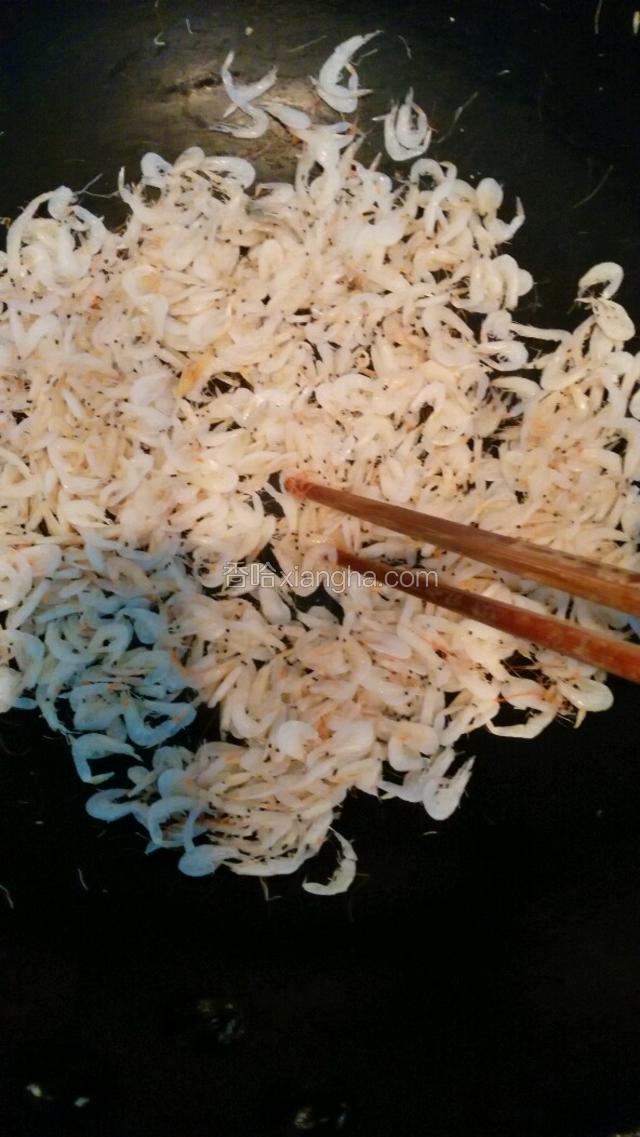 把虾皮烘炒香（这个虾皮是买的新鲜盐水熟虾皮，所以要烘炒一下比较香）