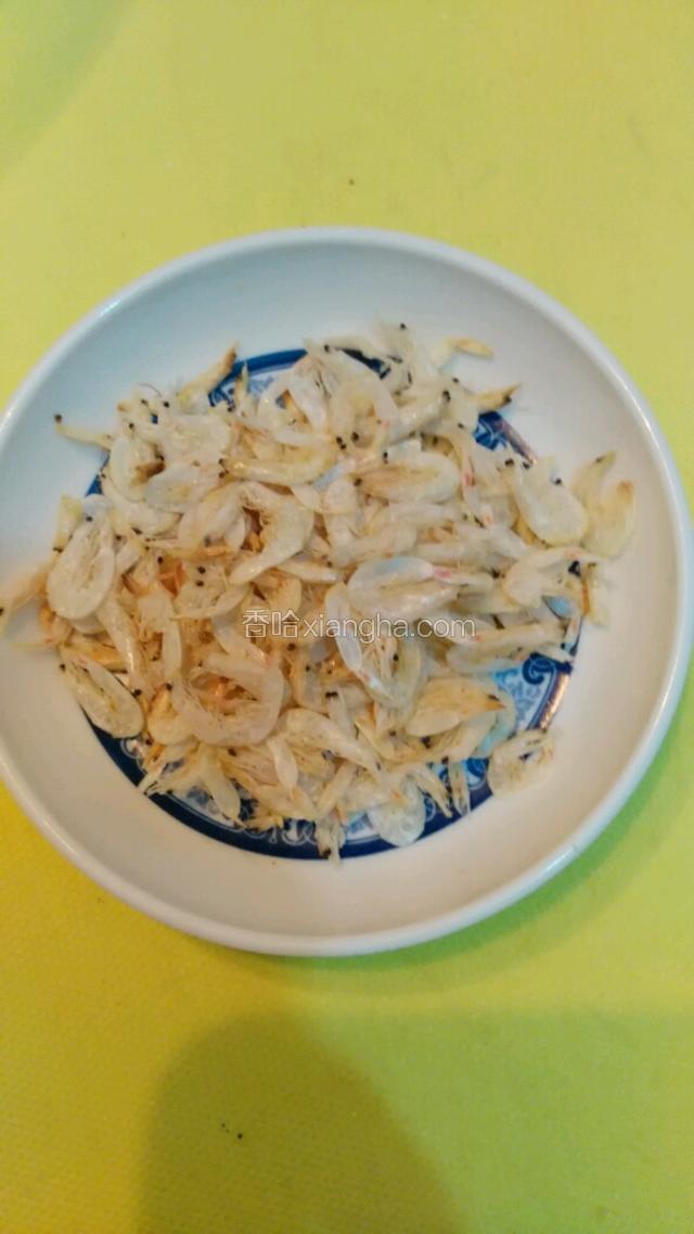 虾皮炒好拿出一撮备用