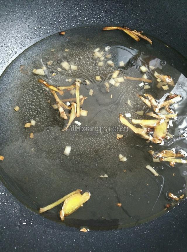 用锅里的油爆香姜、蒜，加水，放豆腐，海带，两片猪肉！