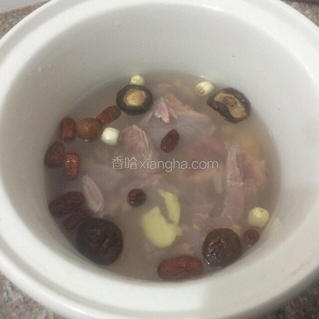 倒入适量的开水。