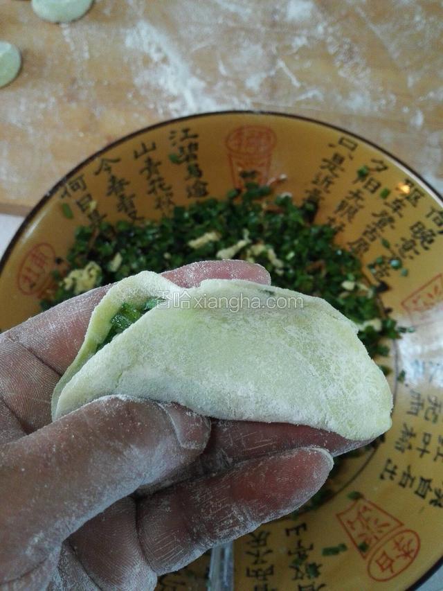 再把两角对叠捏合