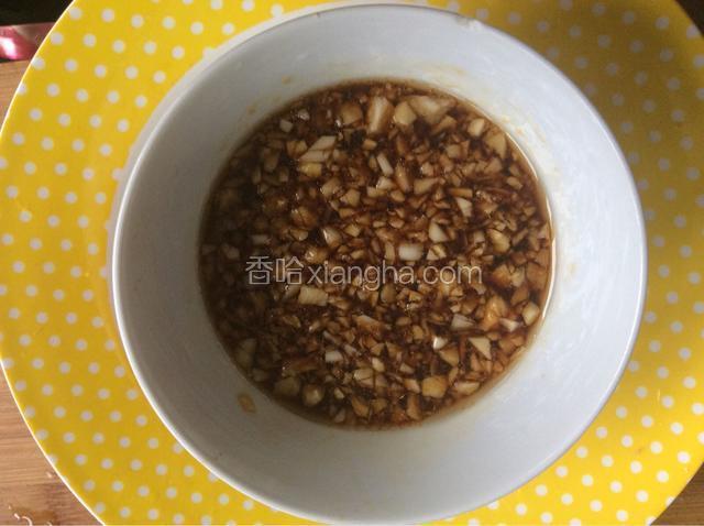 调汁/加海鲜酱油、香油、盐、醋、糖、鸡粉拌匀