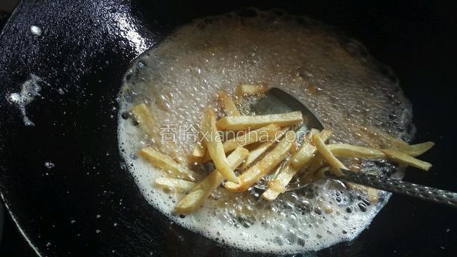 中间用锅铲翻搅使薯条受热均匀，等把薯条炸成金黄色就可以出锅了