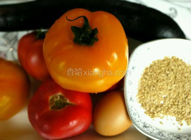 西红柿、茄子洗净备用。