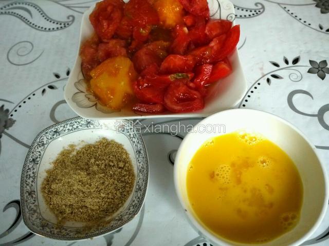 剩余西红柿切块和前面掏出的西红柿芯放一起，鸡蛋打散加几滴料酒、微盐、十三香搅匀，白芝麻用料理机打成粉加微盐。