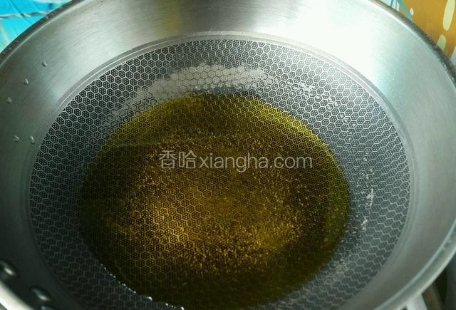 坐锅加油烧热。