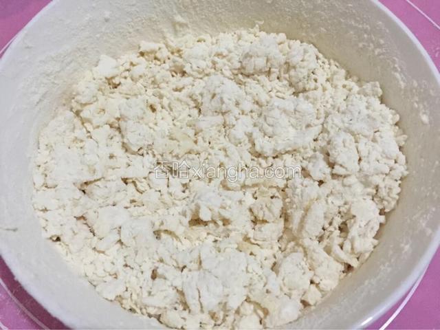 低筋面粉加入少许盐搅拌均匀
加入适量热水搅拌成絮状
