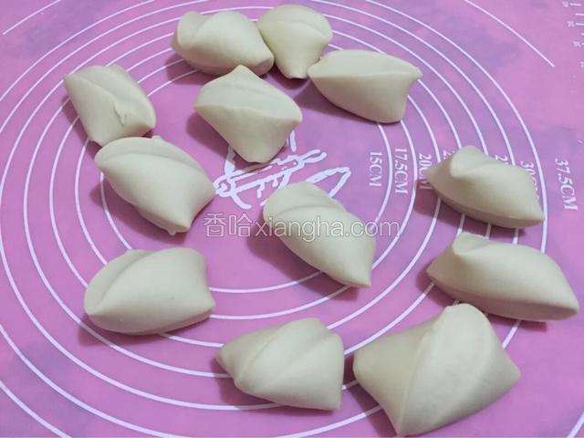 醒好的面团揉成长条，分成大小均匀的小面团。
