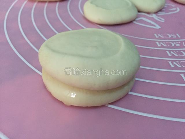 取一个小面团刷油，再摞上一个小面团（注意边缘也要刷到）
