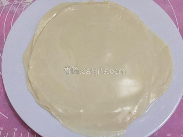 用擀面杖擀成圆饼，越薄越好
每层刷油，摞起来上锅蒸15-20分钟。
