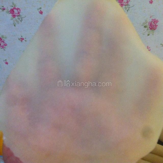 蒸好的面饼每层揭开，薄如蝉翼，劲道美味。
