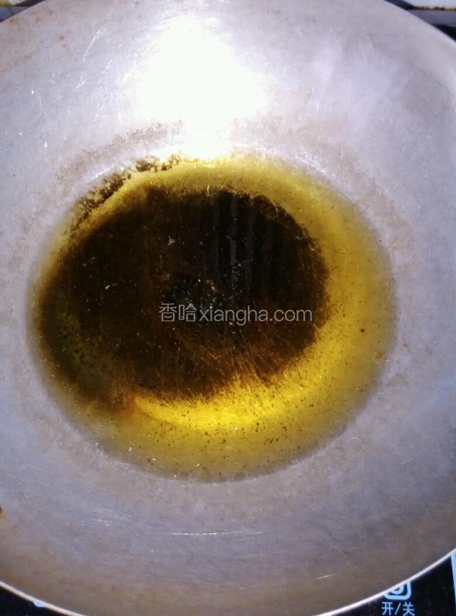 加热适量油。