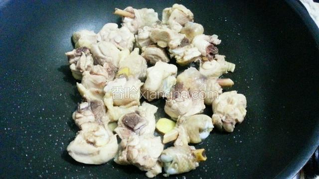 锅里放入少许油，放入姜片和鸡腿