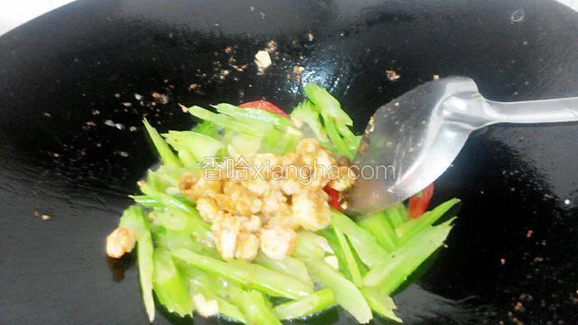 再下虾仁和腰果翻炒几下，