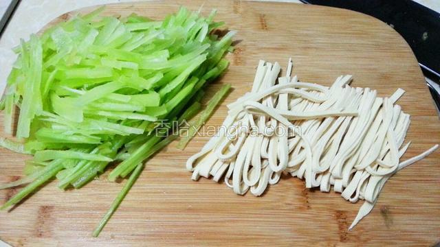 莴苣去皮切丝，百叶切丝