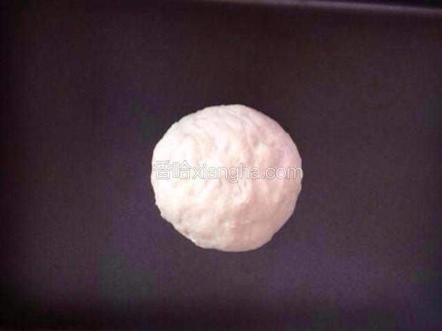 将中种部分的酵母用温水化开，加入高筋面粉混合均匀