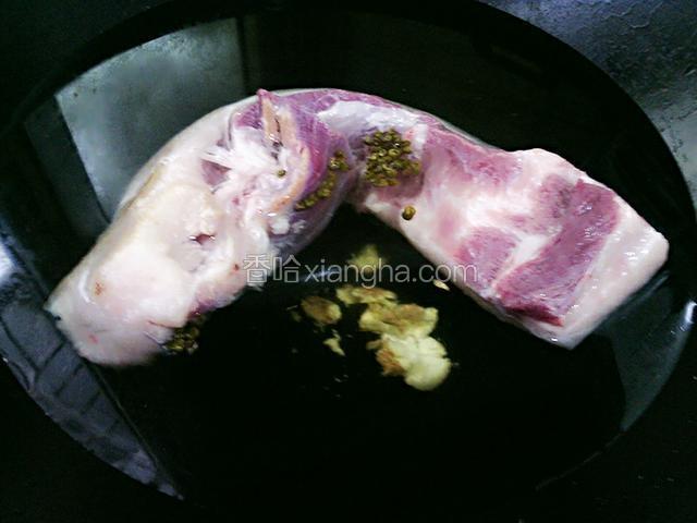 五花肉入冷水煮制，水里加料酒，姜片，花椒粒