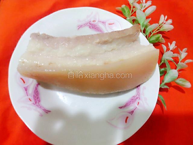 这是煮好的五花肉，我取中间的一段肉，喜欢吃肥一点的，也可以切点肥的肉肉，