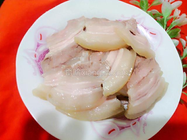 五花肉切片，煮好的肉入冰箱冷冻一下会切的更薄些，