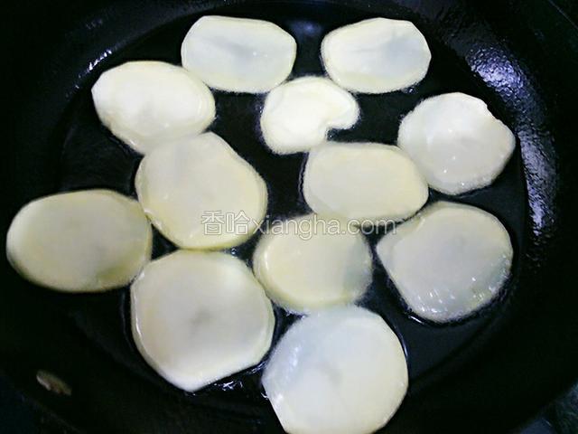 切好的土豆用平底锅煎制透明，就可以了