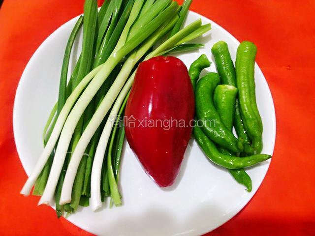 准备青，红椒，蒜苗