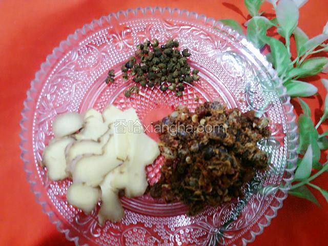 姜切片，豆豉，花椒粒，