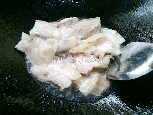 热锅凉油，下入五花肉，煸炒出油