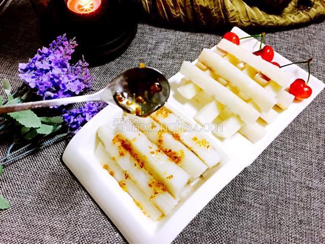 喜欢甜口的可以倒入适量糖桂花食用。一口一个香甜，好吃极了。有糖尿病的朋友可以吃不放糖桂花的山药，一样好吃。