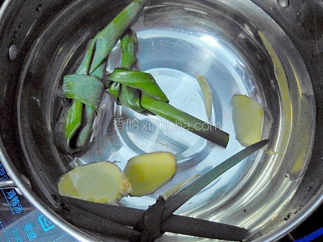 锅里加适量清水，放入姜片和葱结。