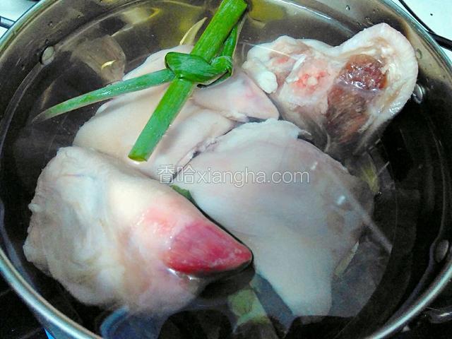 放入清洗干净的猪蹄，煮15-20分钟，去除腥味和血沫。