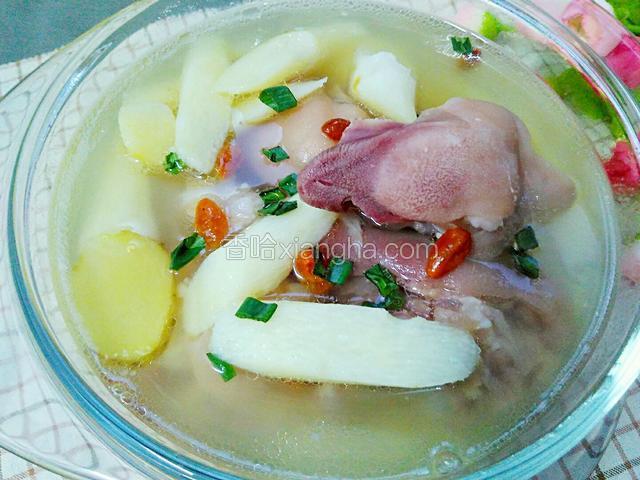 再撒上一些葱花增加食欲和香味。