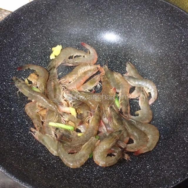 锅倒入油（比炒菜多一点点）爆香姜葱蒜，倒入清洗干净的虾。
