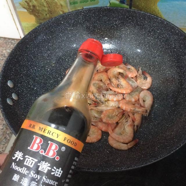 倒入适量的料酒和生抽，白糖，盐，一点点水。