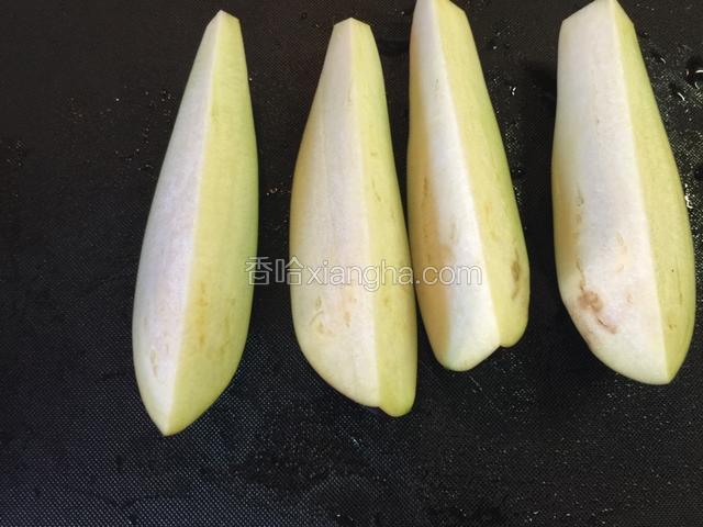 我用比较短的茄子，一根切成4瓣。