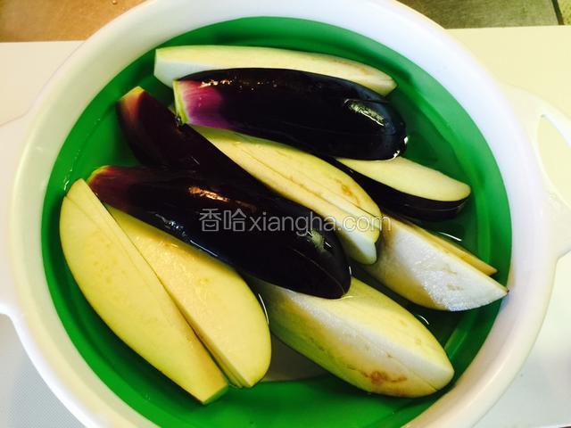 切好后用盐水浸泡一会儿去掉茄子独特的涩味