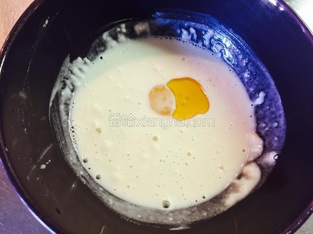 把上述辅料中写的所有材料都混合一起，注意我写的是冰水，要把天妇罗炸的好吃，这是一个很重要的细节，因为冰水可以让面粉不出筋，出了筋的面粉炸出来的东西不酥脆，很油腻。把辅料的材料混合一起后，还要注意不能太搅拌，太搅拌也容易让面粉出筋，搅拌到还稍微能看到面粉粒的程度就可以了。因为考虑到面粉也会有不同，不要一下子把水都加进去，一点点加会比较安心些