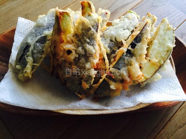 盘子下面铺一张吸油纸，会帮助油炸食品吸收不少的油