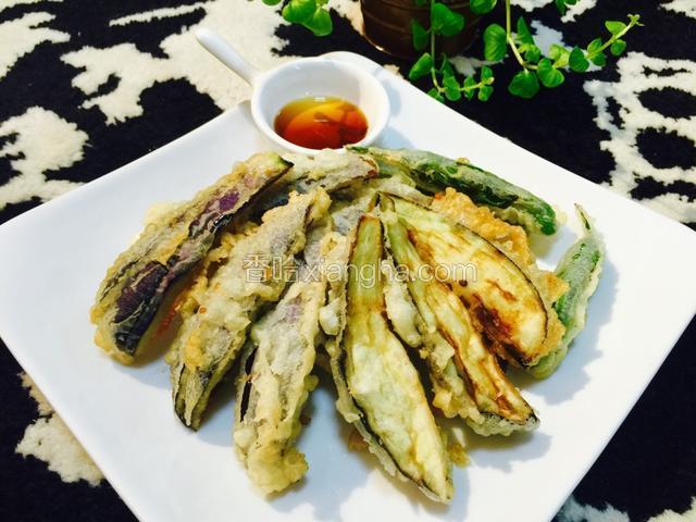 炸出来的茄子天妇罗表面酥脆可口，也不是很油腻，但如果时间放久了再吃、茄子的水分就出来了，趁热吃是最完美的