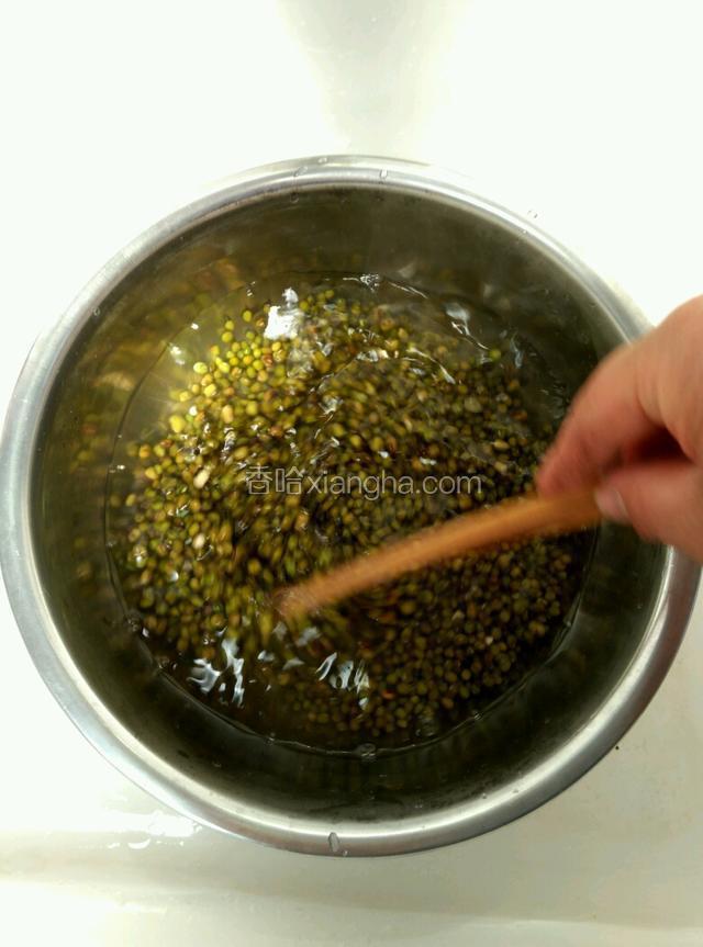 倒入开水，同时顺时针用筷子快速搅动绿豆，一直到水温不烫手停下来，水不用倒！