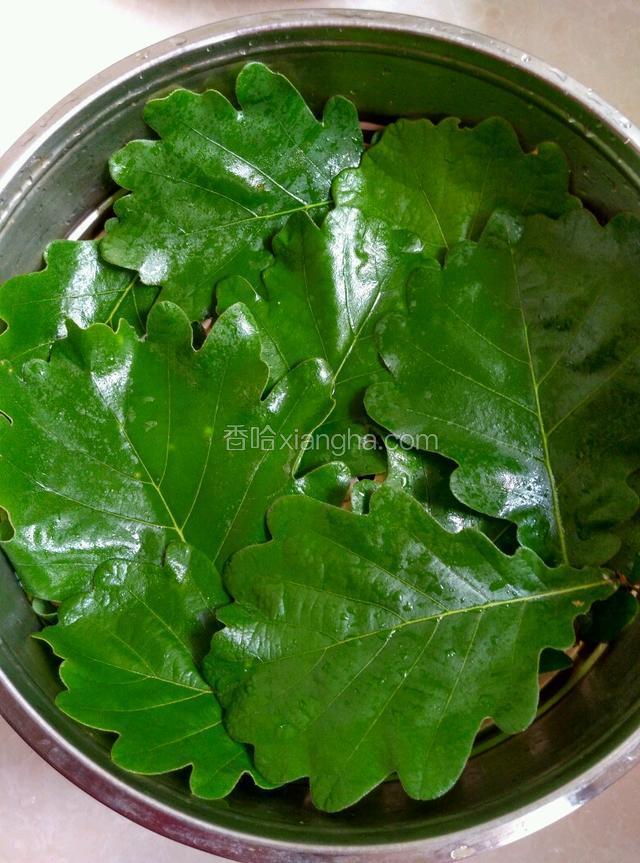 斛叶洗净铺好笼篦！(没有斛叶的可用干净的毛巾代替)