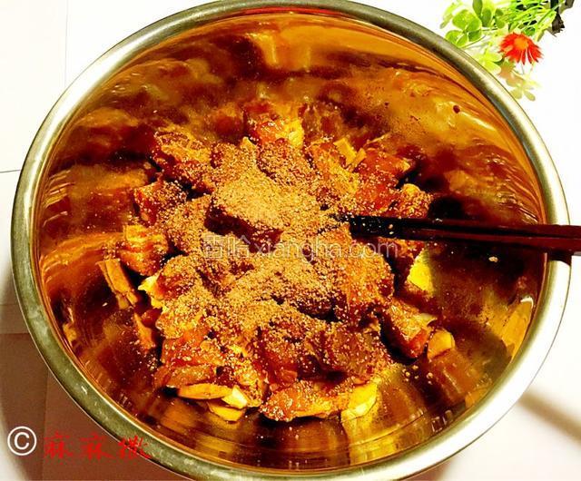 放适量蒸肉粉拌匀