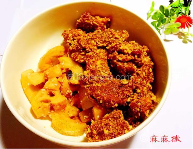 取出大口径碗将莲藕放底部/腌制拌好的排骨放上面