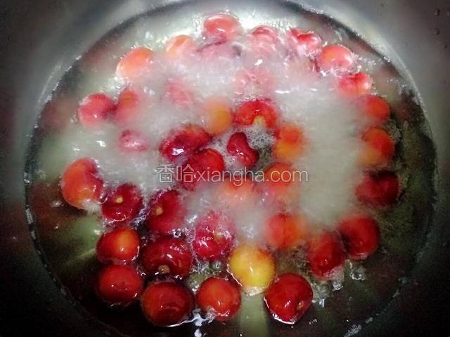 水开冰糖融化后放入樱桃煮两分钟，关火盖上锅盖闷两分钟，出锅前加一勺蜂蜜。