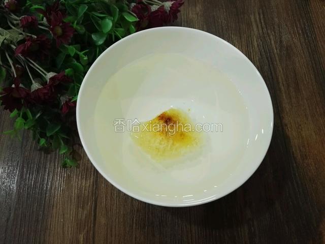 银耳用剪刀剪1/4个，冷水泡发10分钟。