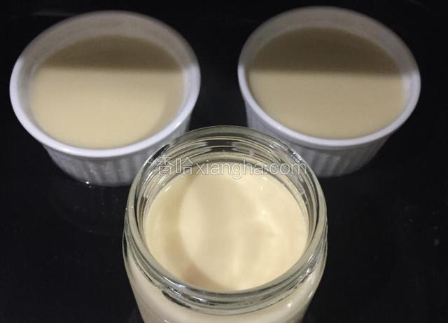 布丁液倒入烤碗中放在烤盘上，然后把烤盘注上水。
提前预热烤箱170度。