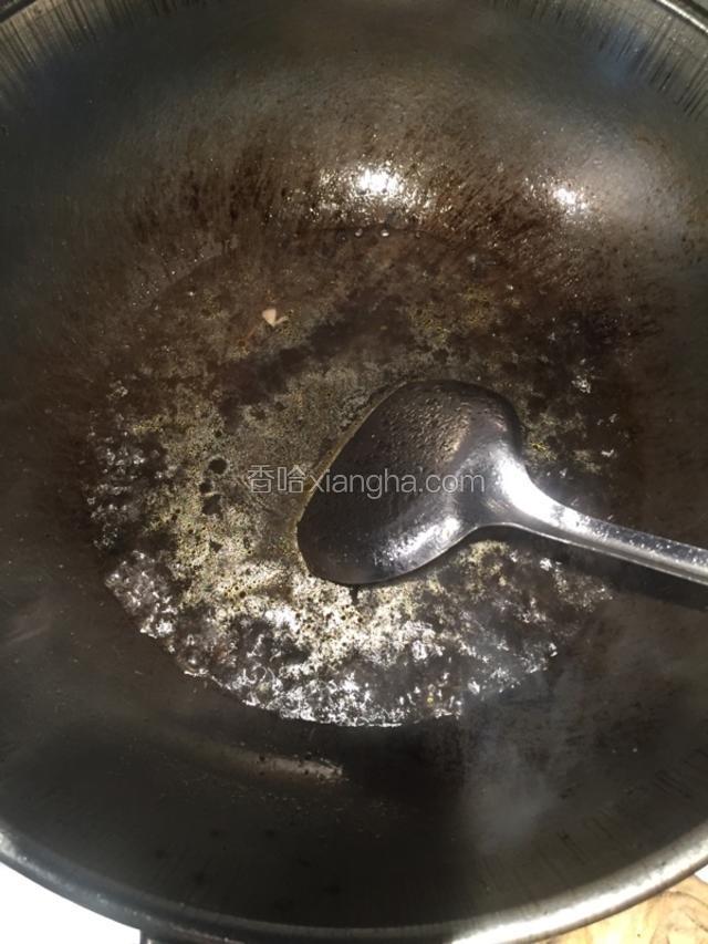 在锅中加入适量清水煮沸