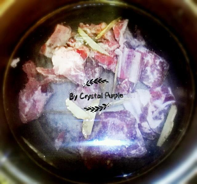 处理上面材料的同时，排骨飞水