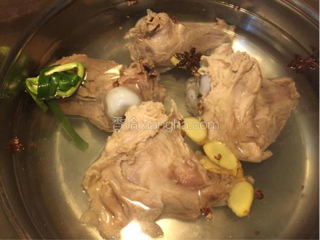焯水的大骨头用冷水冲洗干净，加入葱结，八角姜片大火烧开
